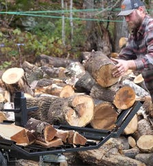 RuggedMade Log Lifting Swivel 4-Claw Tong with a 36 Jaw Lifts